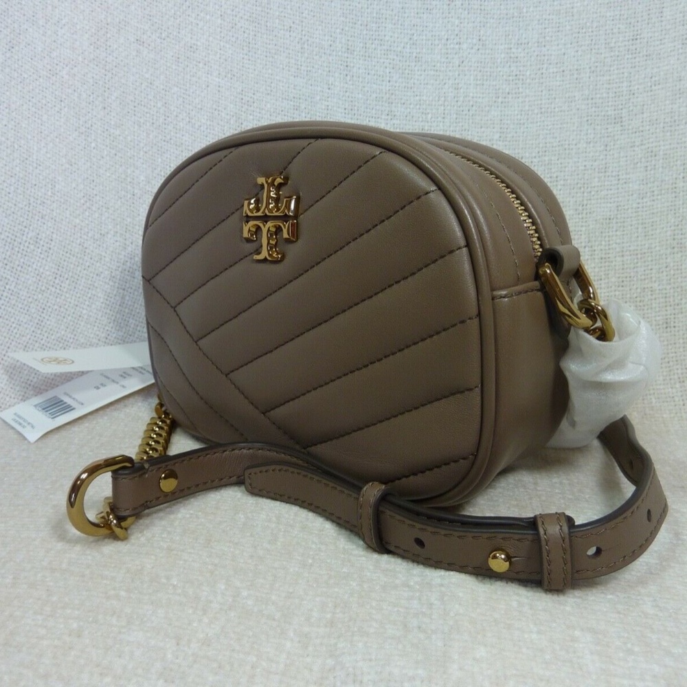 NEW Tory Burch Kira Chevron Classic Taupe Small Camera Bag/Crossbody Bag - Picture 3 of 15